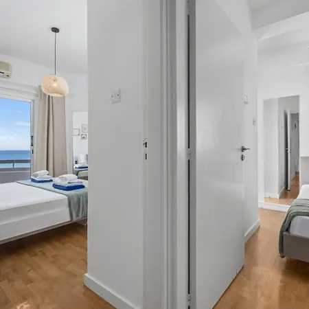 Lazuli Beachfront 61 Apartament